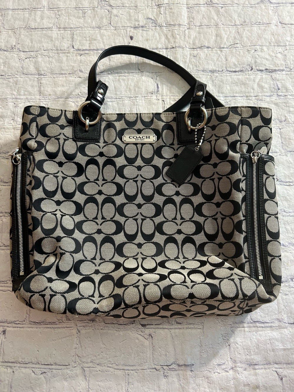 COACH GALLERY NS ZIPPER TOTE SIGNATURE CANVAS BLACK LEATHER/ GREY SIDE POCKETS